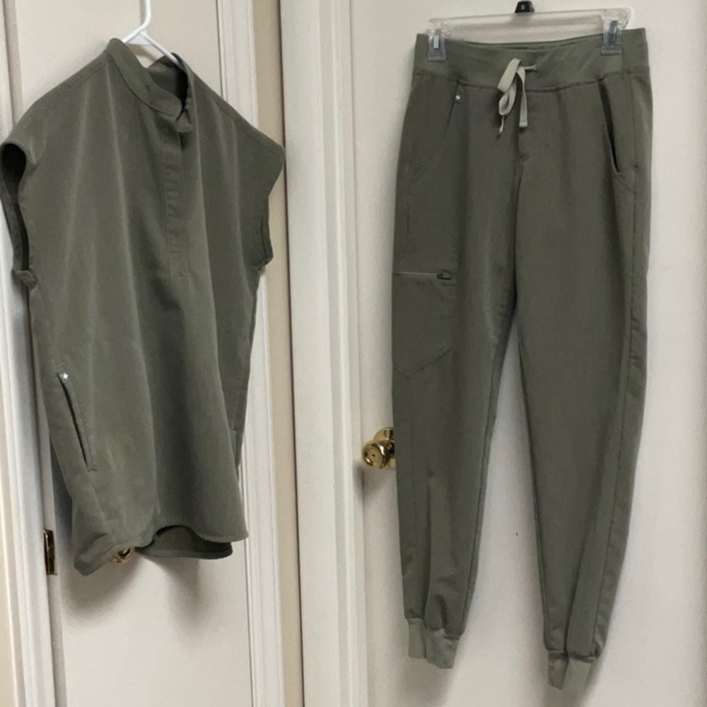 Figs Rafaela scrub top & Zamora jogger pants XS